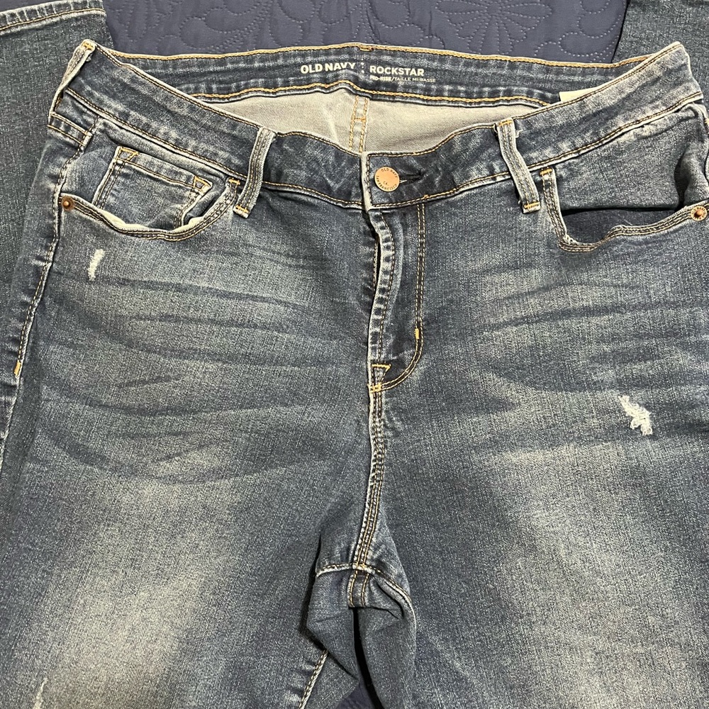 Old Navy Rockstar mid rise skinny jeans. Light distressing, size 14S.